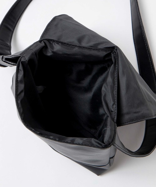 WEGO（ウィゴー）の「WEGO/フェイクレザーフラップショルダーバッグ（ショルダーバッグ・メンズ・ブラック・FREE）」の4枚目の写真