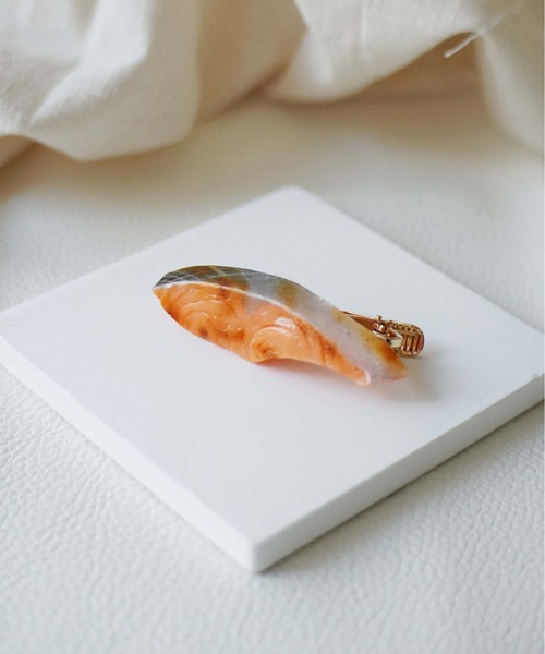Port（ポート）の「【 ii-Fake / イーフェイク 】 (Fake Food Accessories) 焼き鮭のタイピン（ネクタイピン・メンズ・ピンク・FREE）」の3枚目の写真