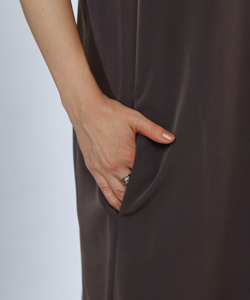 COLONY 2139（コロニートゥーワンスリーナイン）の「マットサテンキャミワンピース（ワンピース・レディース・チャコールグレー/ベージュ/グリーン・FREE）」の18枚目の写真
