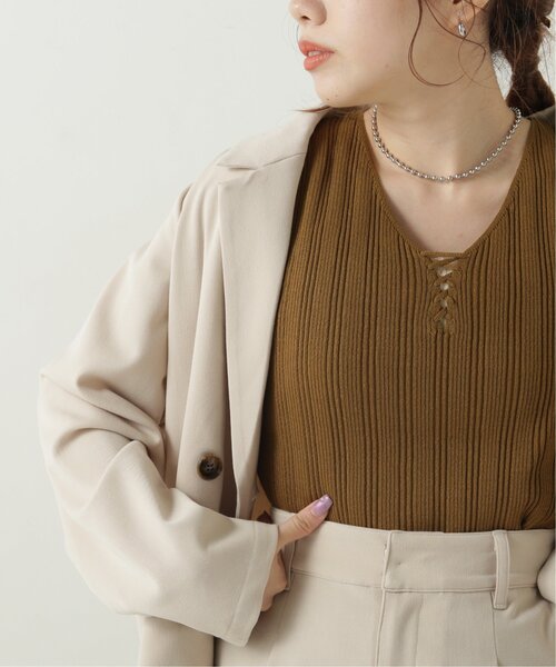 RAY CASSIN(レイカズン)の「フロントレースアップニットタンク(ニット/セーター・レディース・キャメル/スミクロ/キナリ・FREE)」の3枚目の写真