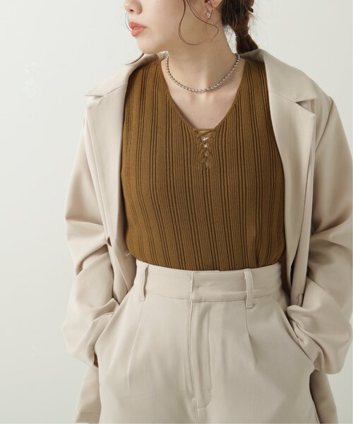 RAY CASSIN(レイカズン)の「フロントレースアップニットタンク(ニット/セーター・レディース・キャメル/スミクロ/キナリ・FREE)」の4枚目の写真