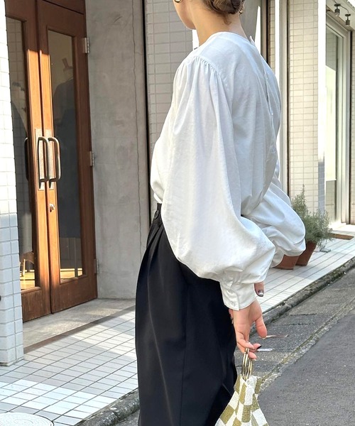 select MOCA by son（セレクトモカバイソン）の「ボリュームスリーブブラウス（シャツ/ブラウス・レディース・ホワイト/ブラック/テラコッタ/カーキ/グレイッシュベージュ/グレイッシュブルー・FREE/LARGE/SMALL）」の13枚目の写真