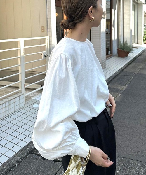 select MOCA by son（セレクトモカバイソン）の「ボリュームスリーブブラウス（シャツ/ブラウス・レディース・ホワイト/ブラック/テラコッタ/カーキ/グレイッシュベージュ/グレイッシュブルー・FREE/LARGE/SMALL）」の12枚目の写真