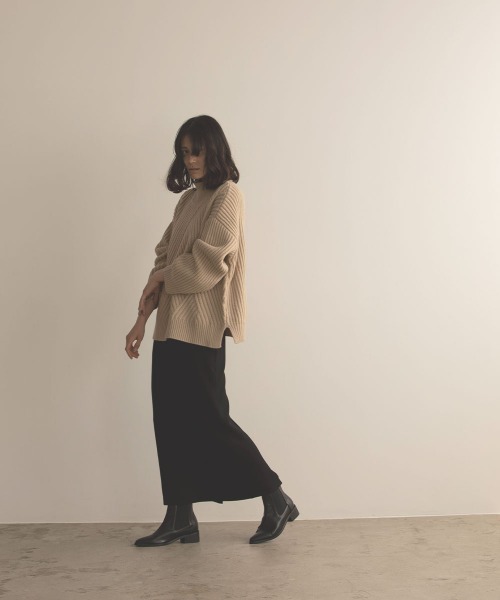 ベージュニット×黒スカートの大人女子コーデ