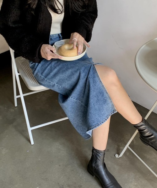 mood for a day(ムードフォーアデイ)の「always denim skirt / スリットデニムスカート(デニムスカート・レディース・ブルー・SMALL/MEDIUM)」の2枚目の写真
