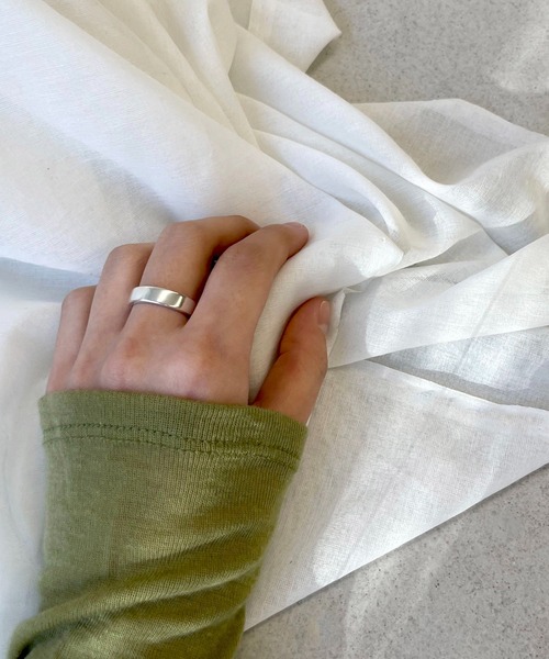CANAL JEAN(キャナルジーン)の「Pt(ピーティー) プレーンワイドリング(リング・レディース・シルバー/ゴールド・13)」の2枚目の写真