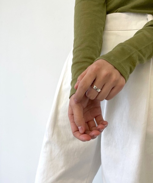 CANAL JEAN(キャナルジーン)の「Pt(ピーティー) プレーンワイドリング(リング・レディース・シルバー/ゴールド・13)」の4枚目の写真