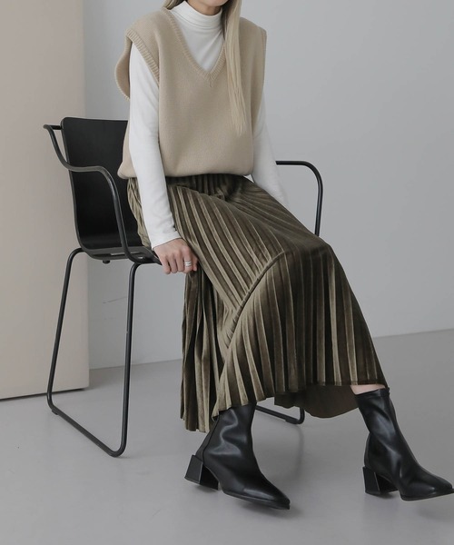UNE MANSION(ユヌマンション)の「ベルベットプリーツスカート(スカート・レディース・ブラック/ベージュ/パープル/カーキ/チャコール・FREE)」の4枚目の写真