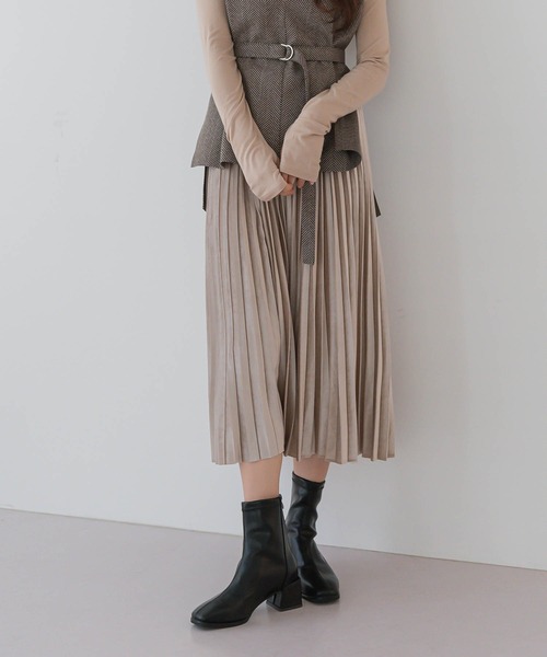 UNE MANSION(ユヌマンション)の「ベルベットプリーツスカート(スカート・レディース・ブラック/ベージュ/パープル/カーキ/チャコール・FREE)」の6枚目の写真