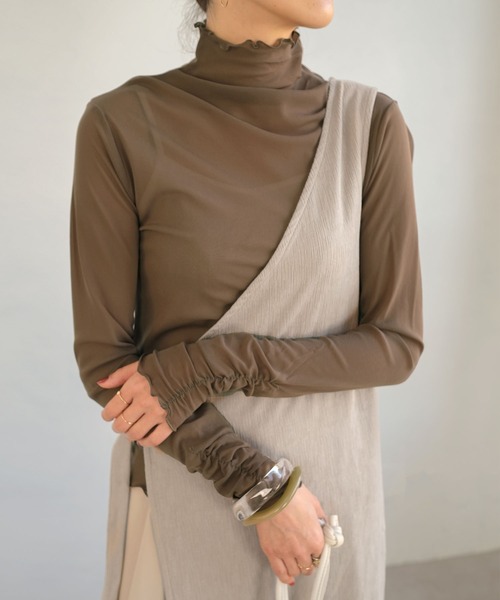 ＡＮＤＪ（アンドジェイ）の「袖シャーリングハイネックシアートップス（Tシャツ/カットソー・レディース・グリーン/ブラウン/ブラック/ピンク/グリーン系その他/ピンク系その他/アイボリー/レッド/ブルー/イエロー・M）」の4枚目の写真