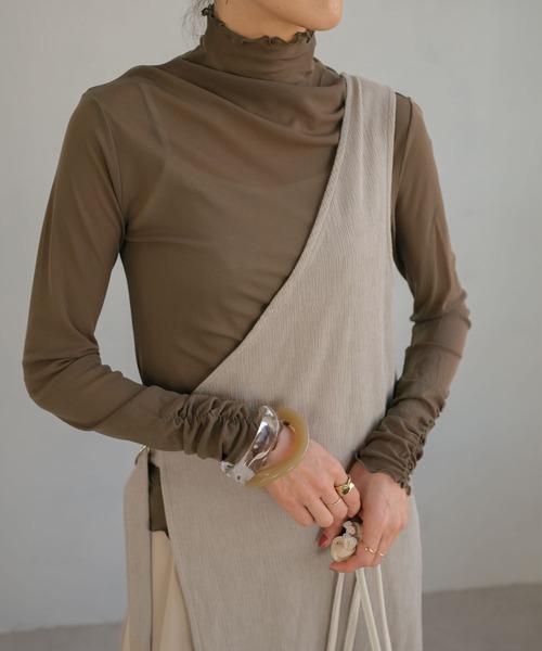 ＡＮＤＪ（アンドジェイ）の「袖シャーリングハイネックシアートップス（Tシャツ/カットソー・レディース・グリーン/ブラウン/ブラック/ピンク/グリーン系その他/ピンク系その他/アイボリー/レッド/ブルー/イエロー・M）」の21枚目の写真