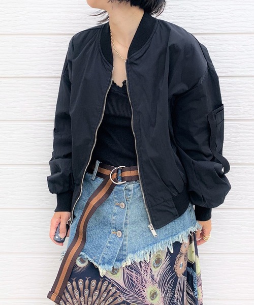 Q(キュー)の「袖ギャザーブルゾン(ブルゾン・レディース・ブラック/ベージュ・MEDIUM)」の2枚目の写真