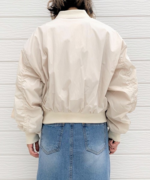 Q(キュー)の「袖ギャザーブルゾン(ブルゾン・レディース・ブラック/ベージュ・MEDIUM)」の3枚目の写真