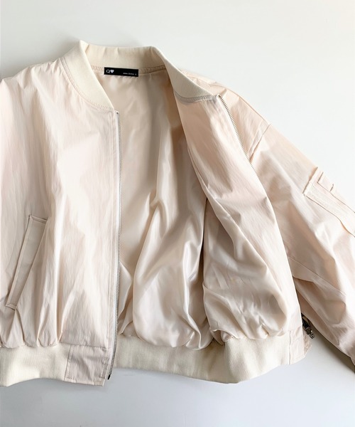 Q(キュー)の「袖ギャザーブルゾン(ブルゾン・レディース・ブラック/ベージュ・MEDIUM)」の6枚目の写真