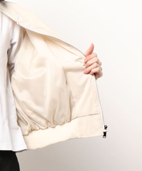 Q(キュー)の「袖ギャザーブルゾン(ブルゾン・レディース・ブラック/ベージュ・MEDIUM)」の14枚目の写真