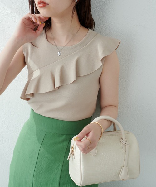 natural couture(ナチュラルクチュール)の「WEB限定/大人レディに仕上がる アシメラッフルフリルノースリニット(ニット/セーター・レディース・ブラック/ベージュ/オレンジ・FREE)」の3枚目の写真
