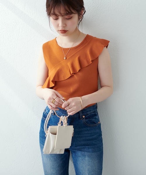 natural couture(ナチュラルクチュール)の「WEB限定/大人レディに仕上がる アシメラッフルフリルノースリニット(ニット/セーター・レディース・ブラック/ベージュ/オレンジ・FREE)」の2枚目の写真