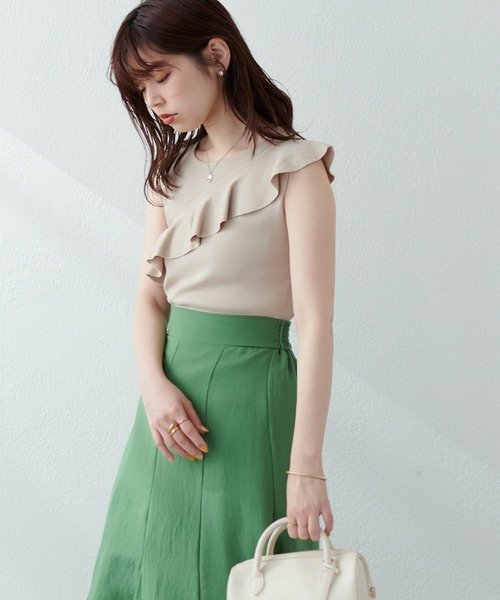 natural couture(ナチュラルクチュール)の「WEB限定/大人レディに仕上がる アシメラッフルフリルノースリニット(ニット/セーター・レディース・ブラック/ベージュ/オレンジ・FREE)」の9枚目の写真