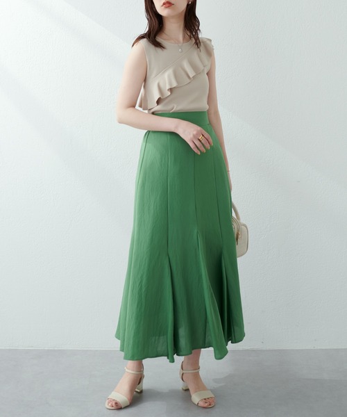 natural couture(ナチュラルクチュール)の「WEB限定/大人レディに仕上がる アシメラッフルフリルノースリニット(ニット/セーター・レディース・ブラック/ベージュ/オレンジ・FREE)」の11枚目の写真