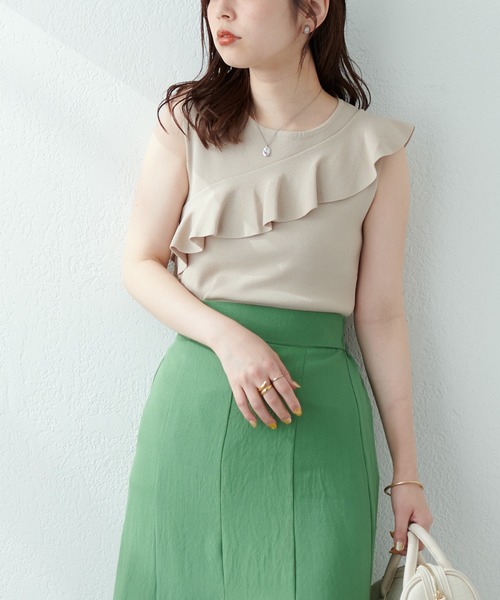 natural couture(ナチュラルクチュール)の「WEB限定/大人レディに仕上がる アシメラッフルフリルノースリニット(ニット/セーター・レディース・ブラック/ベージュ/オレンジ・FREE)」の8枚目の写真