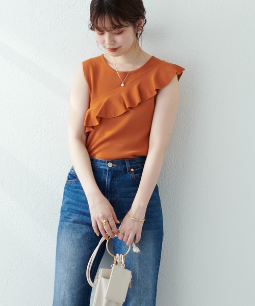 natural couture(ナチュラルクチュール)の「WEB限定/大人レディに仕上がる アシメラッフルフリルノースリニット(ニット/セーター・レディース・ブラック/ベージュ/オレンジ・FREE)」の13枚目の写真