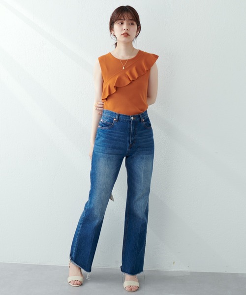 natural couture(ナチュラルクチュール)の「WEB限定/大人レディに仕上がる アシメラッフルフリルノースリニット(ニット/セーター・レディース・ブラック/ベージュ/オレンジ・FREE)」の15枚目の写真