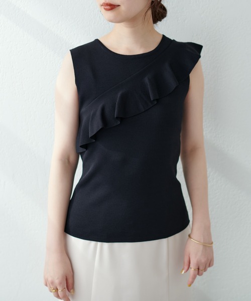 natural couture(ナチュラルクチュール)の「WEB限定/大人レディに仕上がる アシメラッフルフリルノースリニット(ニット/セーター・レディース・ブラック/ベージュ/オレンジ・FREE)」の16枚目の写真