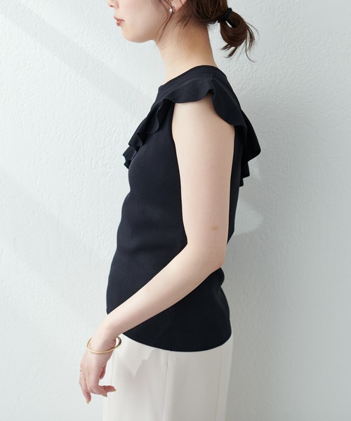 natural couture(ナチュラルクチュール)の「WEB限定/大人レディに仕上がる アシメラッフルフリルノースリニット(ニット/セーター・レディース・ブラック/ベージュ/オレンジ・FREE)」の17枚目の写真