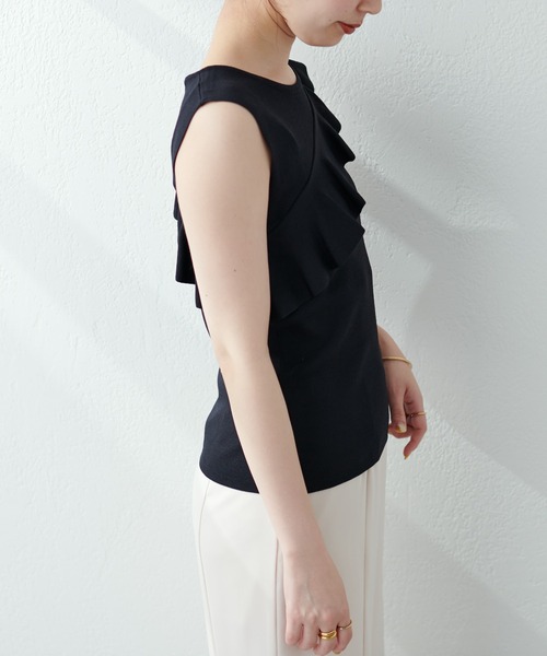 natural couture(ナチュラルクチュール)の「WEB限定/大人レディに仕上がる アシメラッフルフリルノースリニット(ニット/セーター・レディース・ブラック/ベージュ/オレンジ・FREE)」の19枚目の写真