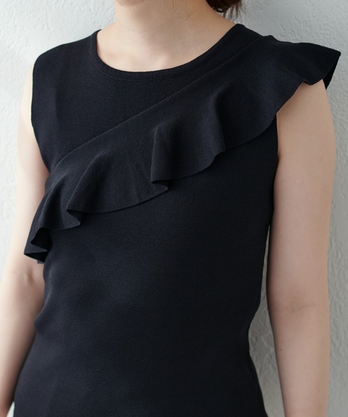 natural couture(ナチュラルクチュール)の「WEB限定/大人レディに仕上がる アシメラッフルフリルノースリニット(ニット/セーター・レディース・ブラック/ベージュ/オレンジ・FREE)」の20枚目の写真