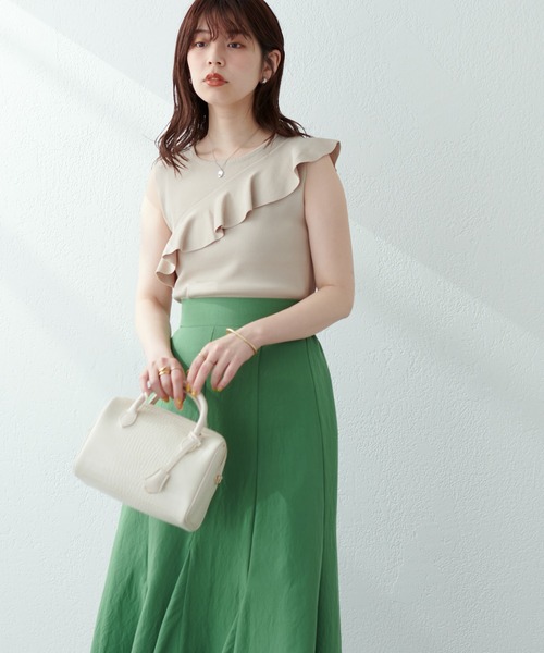 natural couture(ナチュラルクチュール)の「WEB限定/大人レディに仕上がる アシメラッフルフリルノースリニット(ニット/セーター・レディース・ブラック/ベージュ/オレンジ・FREE)」の10枚目の写真