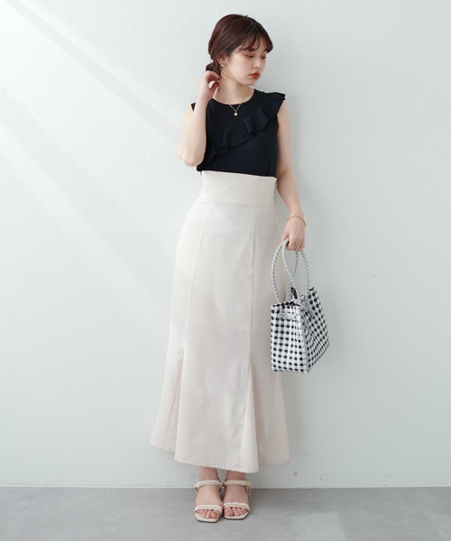 natural couture(ナチュラルクチュール)の「WEB限定/大人レディに仕上がる アシメラッフルフリルノースリニット(ニット/セーター・レディース・ブラック/ベージュ/オレンジ・FREE)」の7枚目の写真