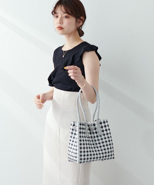natural couture(ナチュラルクチュール)の「WEB限定/大人レディに仕上がる アシメラッフルフリルノースリニット(ニット/セーター・レディース・ブラック/ベージュ/オレンジ・FREE)」の4枚目の写真