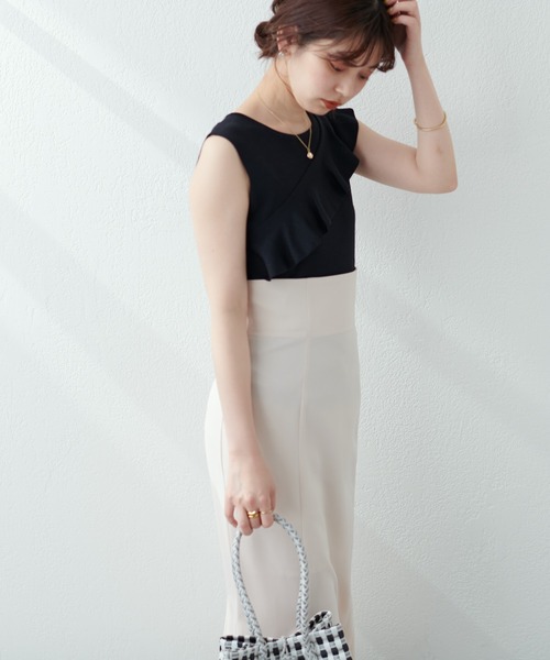 natural couture(ナチュラルクチュール)の「WEB限定/大人レディに仕上がる アシメラッフルフリルノースリニット(ニット/セーター・レディース・ブラック/ベージュ/オレンジ・FREE)」の5枚目の写真