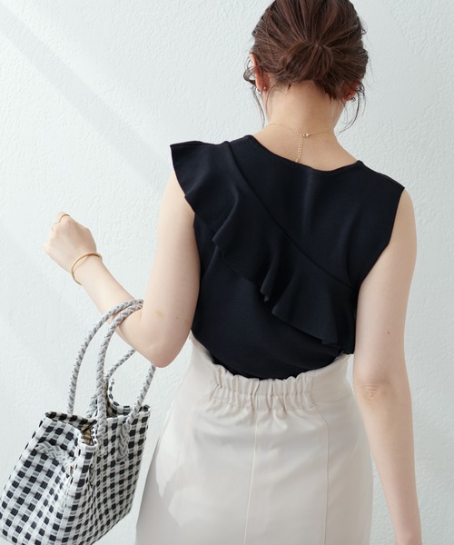 natural couture(ナチュラルクチュール)の「WEB限定/大人レディに仕上がる アシメラッフルフリルノースリニット(ニット/セーター・レディース・ブラック/ベージュ/オレンジ・FREE)」の6枚目の写真