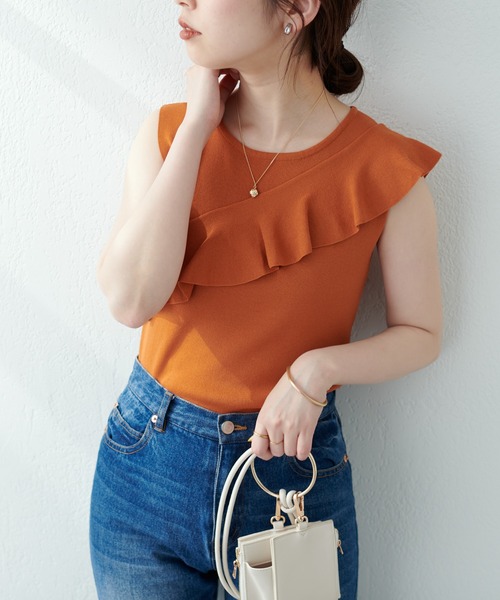 natural couture(ナチュラルクチュール)の「WEB限定/大人レディに仕上がる アシメラッフルフリルノースリニット(ニット/セーター・レディース・ブラック/ベージュ/オレンジ・FREE)」の12枚目の写真