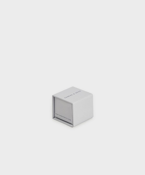 CHARLES & KEITH(チャールズ & キース)の「クリスタルエンベリッシュド スカルプチャーリング / Crystal-Embellished Sculptural Ring(リング・レディース・ライラック/ライトブルー・M/S)」の5枚目の写真