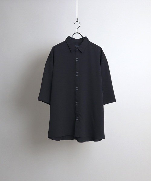 Confirm(コンファーム)の「2連ボタン無地半袖シャツ【Confirm】(シャツ/ブラウス・メンズ・ホワイト/チャコールグレー/ミント/ブラック・L/M)」の2枚目の写真