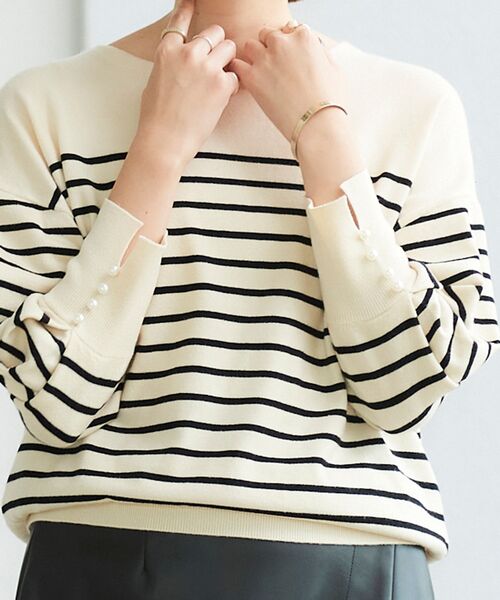 le.coeur blanc（ルクールブラン）の「袖口パール釦付きドルマンシルエットニット（ニット/セーター・レディース・ブラック/アイボリー/キャメル/ホワイト系その他2・38）」の2枚目の写真