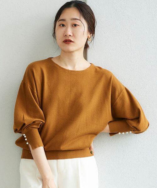 le.coeur blanc（ルクールブラン）の「袖口パール釦付きドルマンシルエットニット（ニット/セーター・レディース・ブラック/アイボリー/キャメル/ホワイト系その他2・38）」の7枚目の写真