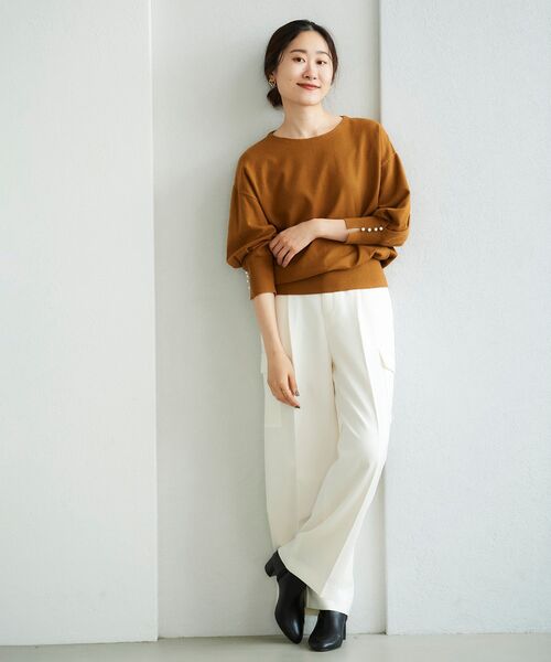 le.coeur blanc（ルクールブラン）の「袖口パール釦付きドルマンシルエットニット（ニット/セーター・レディース・ブラック/アイボリー/キャメル/ホワイト系その他2・38）」の5枚目の写真