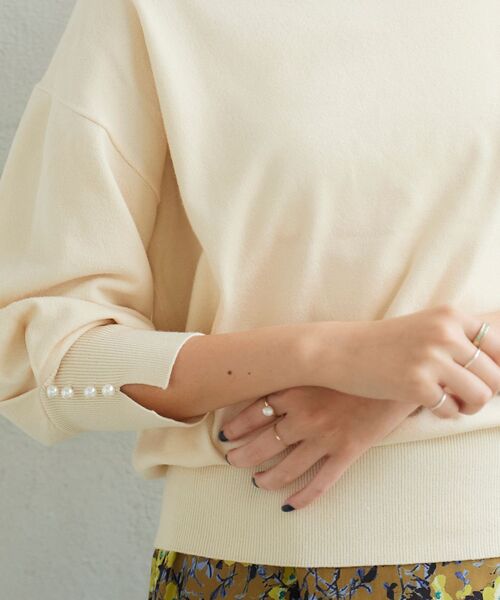 le.coeur blanc（ルクールブラン）の「袖口パール釦付きドルマンシルエットニット（ニット/セーター・レディース・ブラック/アイボリー/キャメル/ホワイト系その他2・38）」の10枚目の写真