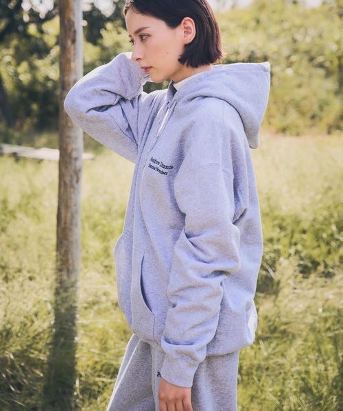EMMA NOVEMBER (エマノーヴェンバー)の「Embroidery ヘビーブレンド フーディー(パーカー・メンズ・グレー/ブラック/ネイビー/ホワイト/サンドベージュ・1/3/2)」の18枚目の写真