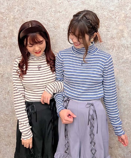 axes femme POETIQUE(アクシーズファムポエティック)の「ロゴ刺繍レトロボーダープルオーバー(ニット/セーター・レディース・ブルー/キナリ/ピンク・MEDIUM)」の4枚目の写真