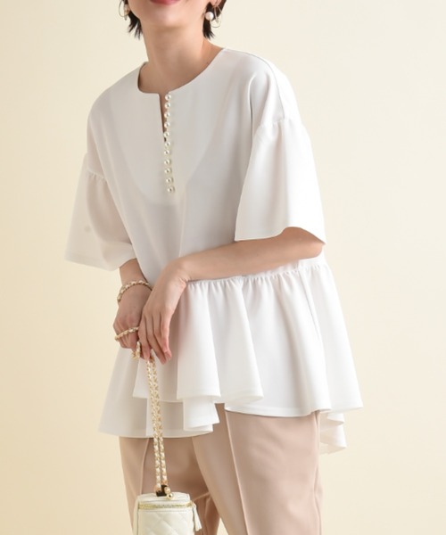 INTERPLANET(インタープラネット)の「カットジョーゼットパールブラウス(シャツ/ブラウス・レディース・オフホワイト/ブラック/ライトベージュ/グレイッシュベージュ・FREE)」の2枚目の写真