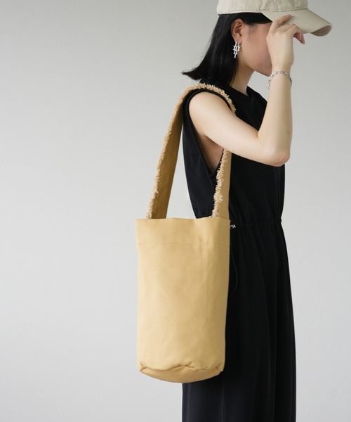 IAMUSE（アイアミューズ）の「ショルダーフリンジ　ワンショルダーキャンバスバッグ S0964【IAMUSE】（ショルダーバッグ・レディース・キャメル/ホワイト・FREE）」の2枚目の写真