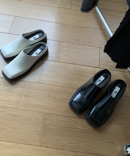 mebole(メボレ)の「スクエアトゥサボサンダル(サンダル・レディース・ブラック/アイボリー・SMALL/MEDIUM/LARGE)」の4枚目の写真