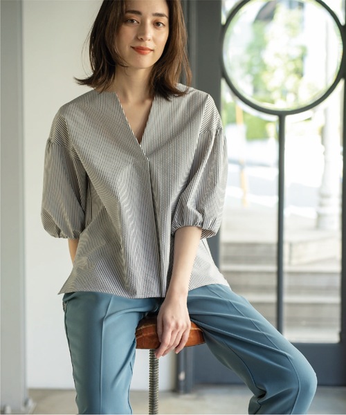 OPAQUE.CLIP（オペークドットクリップ）の「◆イージーケアサッカーストライプ スキッパーブラウス/ボリューム袖【吸水速乾/ストレッチ/洗濯機洗い可】（シャツ/ブラウス・レディース・ホワイト系5/ブルー系2/ブラック・40/38/36/42）」の13枚目の写真