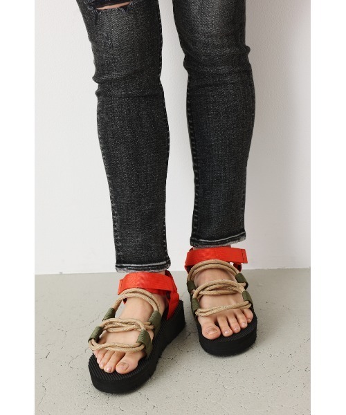 RODEO CROWNS WIDE BOWL(ロデオクラウンズワイドボウル)の「COLOR CORD SANDALS(サンダル・レディース・ベージュ系その他/ブルー系その他/ブラック系その他・23.5cm/24.5cm)」の1枚目の写真