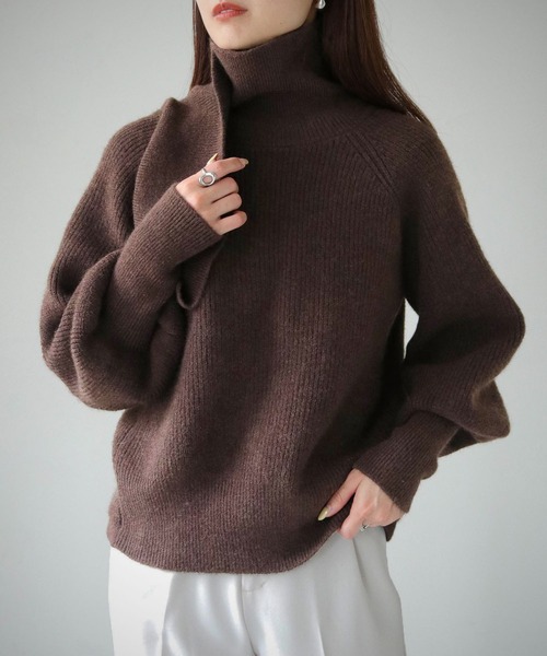 cheriella(シェリエラ)の「【cheriella】バッククロスデザインハイネックニット BACK CROSS DESIGN HIGH-NECK KNIT(ニット/セーター・レディース・パープル/ブラウン/ブルー/ブラック/アイボリー・M)」の1枚目の写真